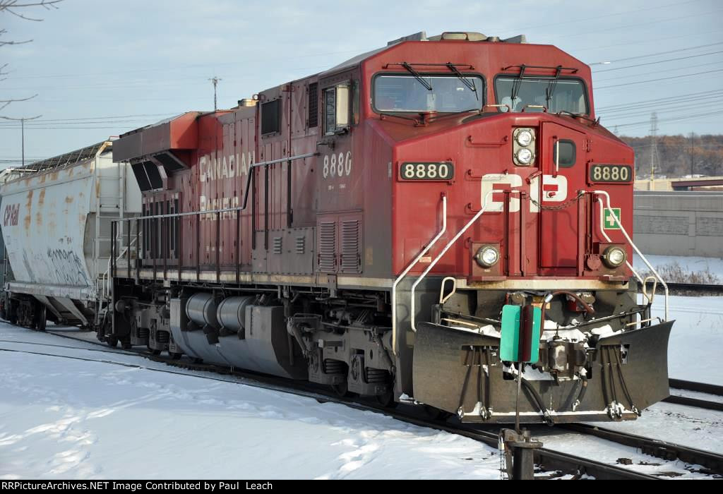 Paused eastbound manifest on the yard lead